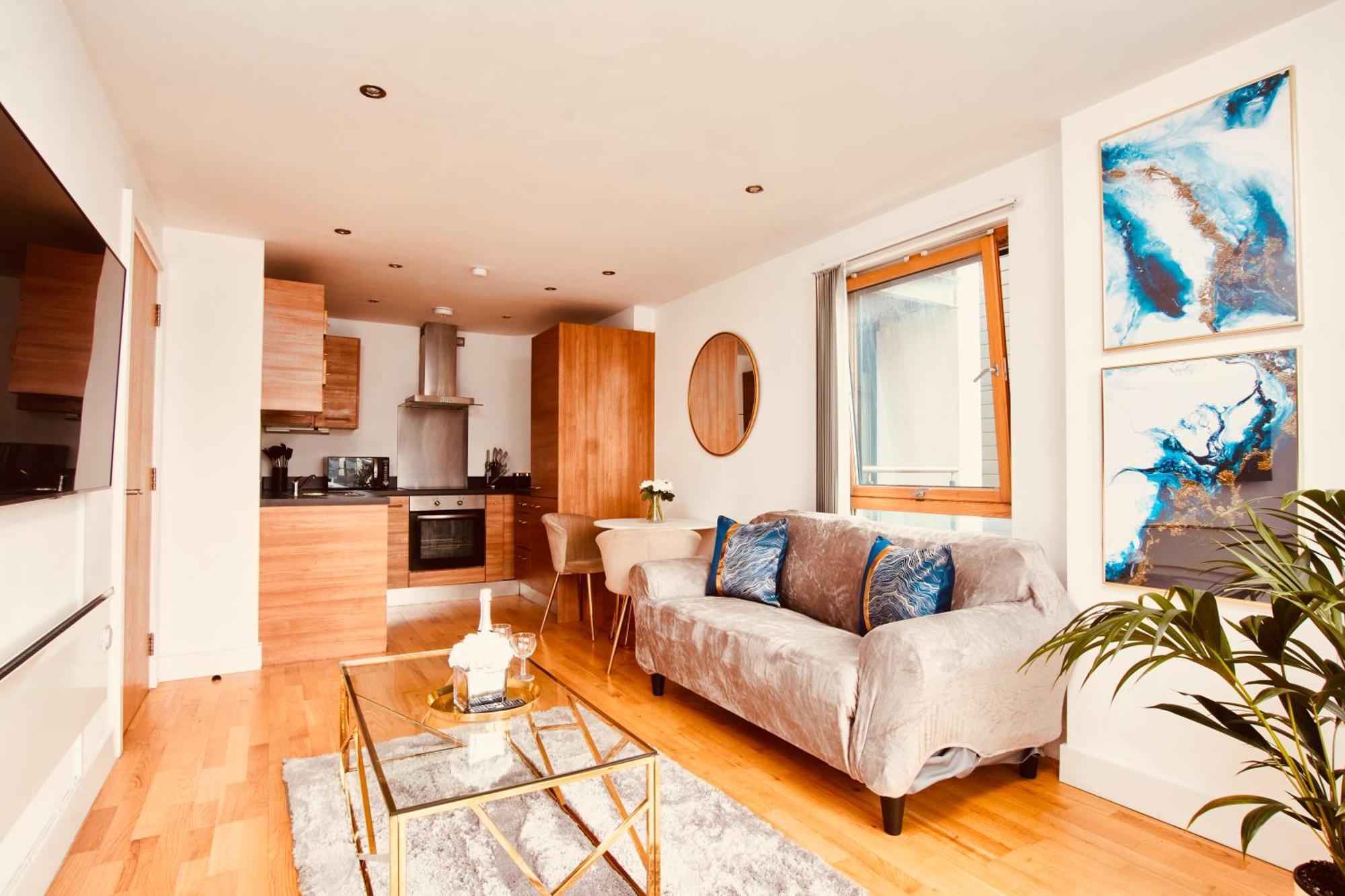 Deluxe City Centre Apt Free Parking River View Balcony Apartment *